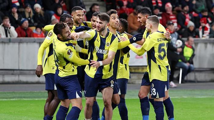 fenerbahcede yeni transfer gidiyor 8 futbolcu yol ayriminda 0 RSjzqVQL