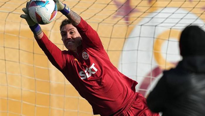 galatasarayda muslera karari okan buruk ve yonetim ortak hareket ediyor 0 Gr3YdXB9