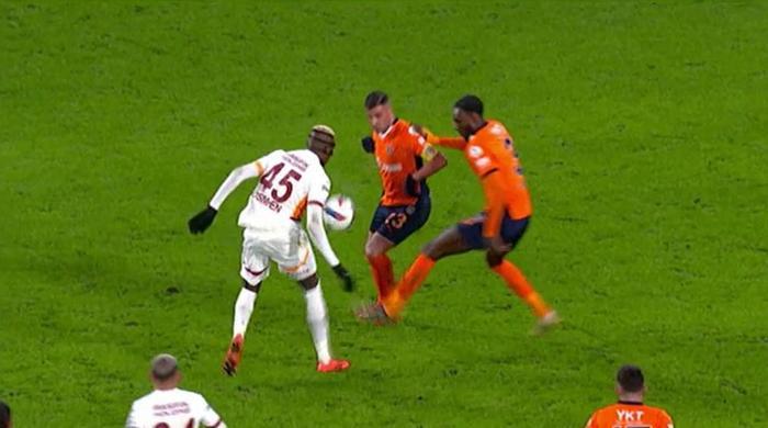 trioda basaksehir galatasaray macinin tartismali pozisyonlari degerlendirildi penalti beklenen anlar golde ihlal suphesi 8JjVujQQ