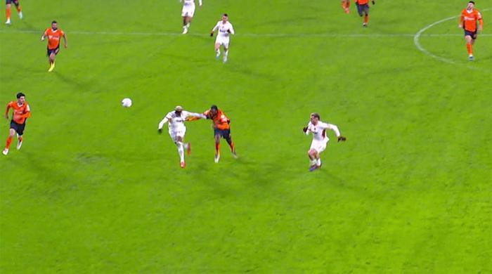 trioda basaksehir galatasaray macinin tartismali pozisyonlari degerlendirildi penalti beklenen anlar golde ihlal suphesi Hu6QfOy4