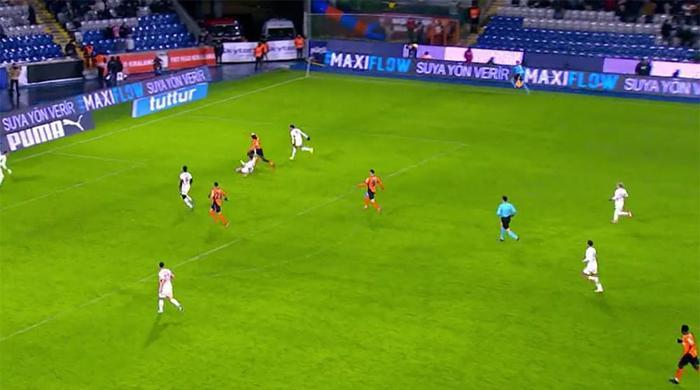 trioda basaksehir galatasaray macinin tartismali pozisyonlari degerlendirildi penalti beklenen anlar golde ihlal suphesi Jk9b4zkO