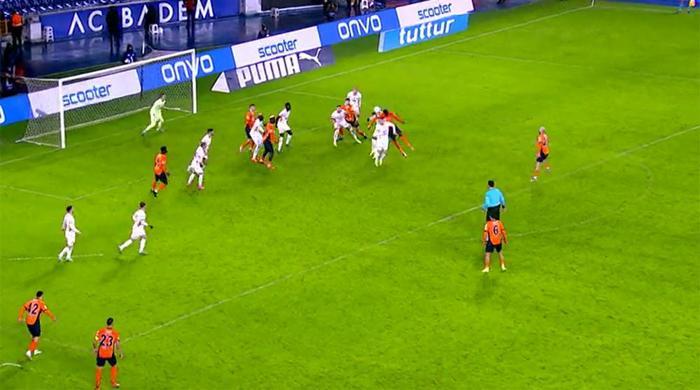 trioda basaksehir galatasaray macinin tartismali pozisyonlari degerlendirildi penalti beklenen anlar golde ihlal suphesi K4AELNpl