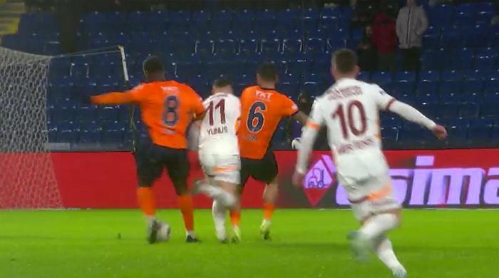 trioda basaksehir galatasaray macinin tartismali pozisyonlari degerlendirildi penalti beklenen anlar golde ihlal suphesi dwdy3zIO