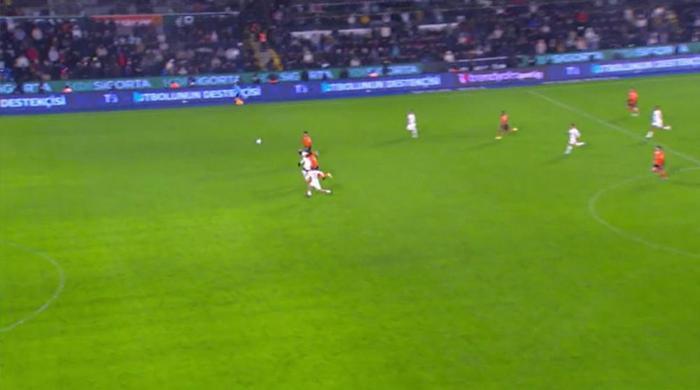 trioda basaksehir galatasaray macinin tartismali pozisyonlari degerlendirildi penalti beklenen anlar golde ihlal suphesi wjEHgb4l