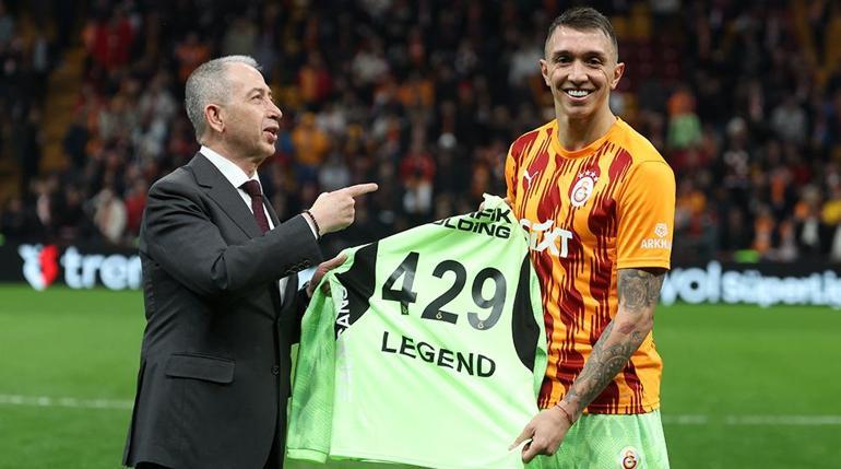 galatasarayda fernando muslera tarihe gecti taraftardan destek 2 Y4aSWqdA