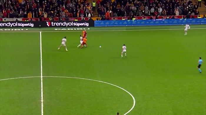 trioda galatasaray konyaspor macinin tartismali pozisyonlari degerlendirildi ofsayta takilan gol penalti ve kart Cam7CGj4