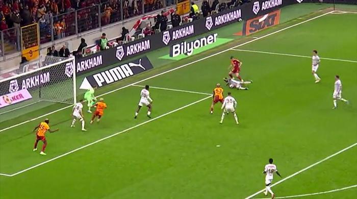 trioda galatasaray konyaspor macinin tartismali pozisyonlari degerlendirildi ofsayta takilan gol penalti ve kart IvWB3cEk