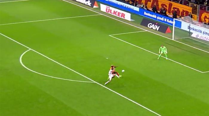 trioda galatasaray konyaspor macinin tartismali pozisyonlari degerlendirildi ofsayta takilan gol penalti ve kart VQbFfczQ