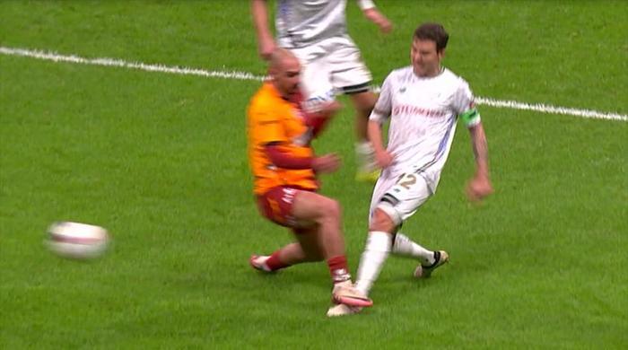 trioda galatasaray konyaspor macinin tartismali pozisyonlari degerlendirildi ofsayta takilan gol penalti ve kart