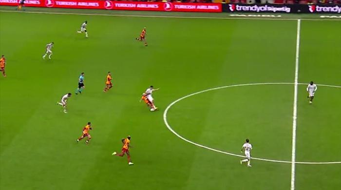 trioda galatasaray konyaspor macinin tartismali pozisyonlari degerlendirildi ofsayta takilan gol penalti ve kart XKp5CICM