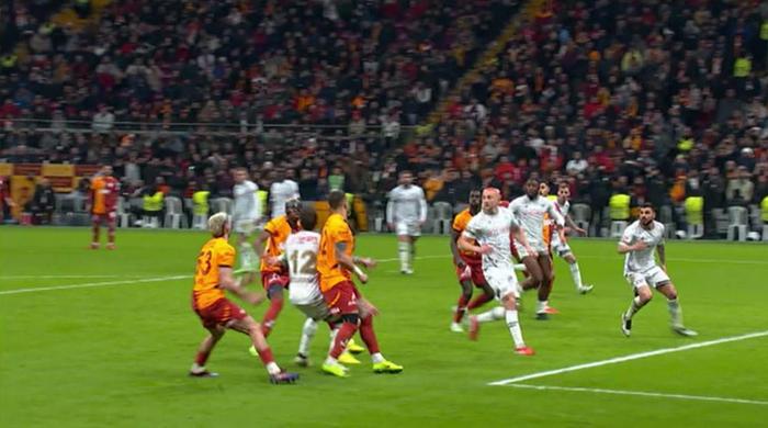 trioda galatasaray konyaspor macinin tartismali pozisyonlari degerlendirildi ofsayta takilan gol penalti ve kart jG2KGczC