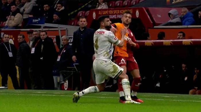 trioda galatasaray konyaspor macinin tartismali pozisyonlari degerlendirildi ofsayta takilan gol penalti ve kart kNhmaT4W