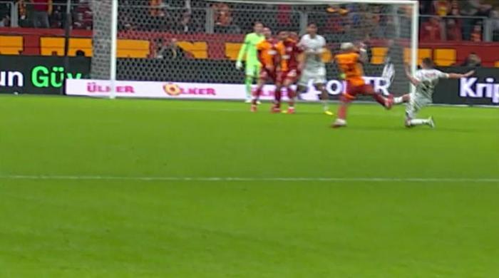 trioda galatasaray konyaspor macinin tartismali pozisyonlari degerlendirildi ofsayta takilan gol penalti ve kart nNQLvltj