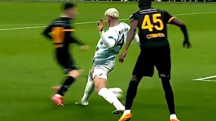 galatasaray adana demirspor macina damga vuran pozisyon sok karar sahadan cekildiler 0 qQs2X8FB