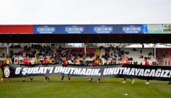 galatasaraydan boluspor macinda anlamli pankart 6 subati unutmadik unutmayacagiz Hf9cSVlU