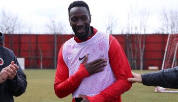 mustapha yatabare 39 yasinda futbolu birakti AHORCG4z