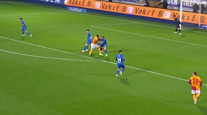 Trio'da Çaykur Rizespor - Galatasaray maçının tartışmalı pozisyonları değerlendirildi: Osimhen'in golünde faul var mı? 'O eli ben de gördüm...' 14 trioda caykur rizespor galatasaray macinin tartismali pozisyonlari degerlendirildi osimhenin golunde faul var mi 4KPLuVAY
