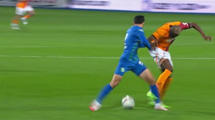 Trio'da Çaykur Rizespor - Galatasaray maçının tartışmalı pozisyonları değerlendirildi: Osimhen'in golünde faul var mı? 'O eli ben de gördüm...' 7 trioda caykur rizespor galatasaray macinin tartismali pozisyonlari degerlendirildi osimhenin golunde faul var mi 4ztSk3Me
