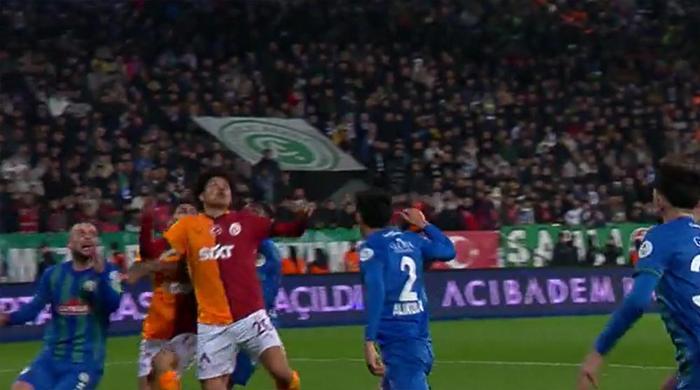 Trio'da Çaykur Rizespor - Galatasaray maçının tartışmalı pozisyonları değerlendirildi: Osimhen'in golünde faul var mı? 'O eli ben de gördüm...' 24 trioda caykur rizespor galatasaray macinin tartismali pozisyonlari degerlendirildi osimhenin golunde faul var mi 6lBThPML