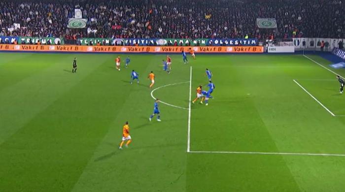 Trio'da Çaykur Rizespor - Galatasaray maçının tartışmalı pozisyonları değerlendirildi: Osimhen'in golünde faul var mı? 'O eli ben de gördüm...' 17 trioda caykur rizespor galatasaray macinin tartismali pozisyonlari degerlendirildi osimhenin golunde faul var mi