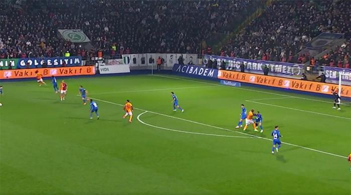 Trio'da Çaykur Rizespor - Galatasaray maçının tartışmalı pozisyonları değerlendirildi: Osimhen'in golünde faul var mı? 'O eli ben de gördüm...' 11 trioda caykur rizespor galatasaray macinin tartismali pozisyonlari degerlendirildi osimhenin golunde faul var mi W219bAnW