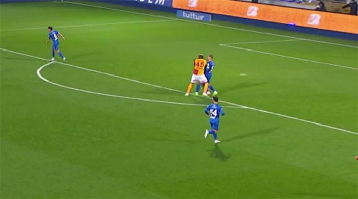 Trio'da Çaykur Rizespor - Galatasaray maçının tartışmalı pozisyonları değerlendirildi: Osimhen'in golünde faul var mı? 'O eli ben de gördüm...' 13 trioda caykur rizespor galatasaray macinin tartismali pozisyonlari degerlendirildi osimhenin golunde faul var mi azrnJtPM