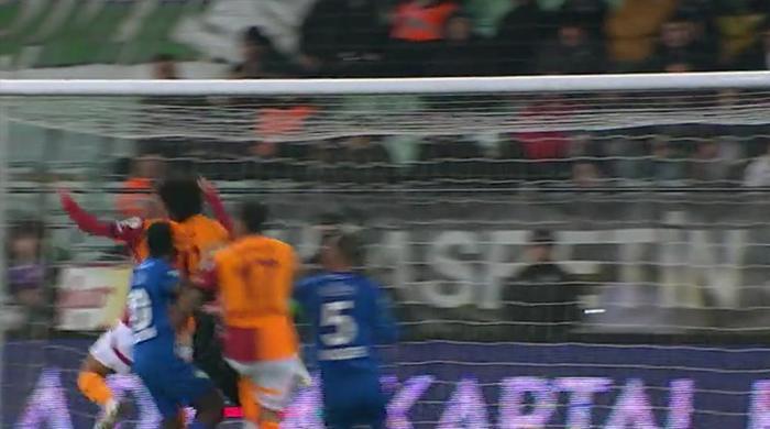 Trio'da Çaykur Rizespor - Galatasaray maçının tartışmalı pozisyonları değerlendirildi: Osimhen'in golünde faul var mı? 'O eli ben de gördüm...' 23 trioda caykur rizespor galatasaray macinin tartismali pozisyonlari degerlendirildi osimhenin golunde faul var mi