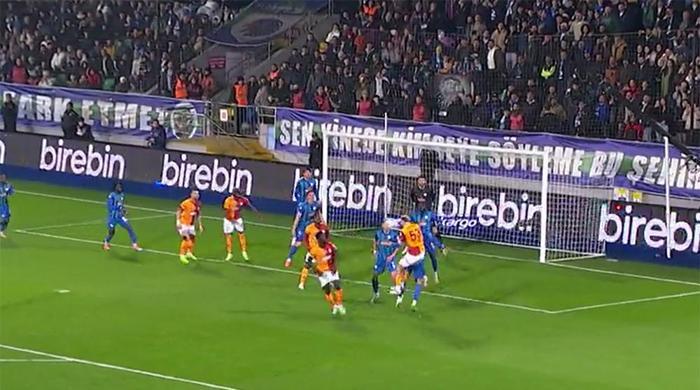 Trio'da Çaykur Rizespor - Galatasaray maçının tartışmalı pozisyonları değerlendirildi: Osimhen'in golünde faul var mı? 'O eli ben de gördüm...' 9 trioda caykur rizespor galatasaray macinin tartismali pozisyonlari degerlendirildi osimhenin golunde faul var mi gHfDYBgR