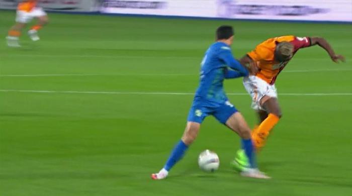 Trio'da Çaykur Rizespor - Galatasaray maçının tartışmalı pozisyonları değerlendirildi: Osimhen'in golünde faul var mı? 'O eli ben de gördüm...' 6 trioda caykur rizespor galatasaray macinin tartismali pozisyonlari degerlendirildi osimhenin golunde faul var mi iCAyvyvU