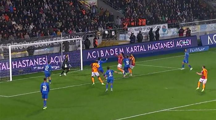 Trio'da Çaykur Rizespor - Galatasaray maçının tartışmalı pozisyonları değerlendirildi: Osimhen'in golünde faul var mı? 'O eli ben de gördüm...' 21 trioda caykur rizespor galatasaray macinin tartismali pozisyonlari degerlendirildi osimhenin golunde faul var mi iZPNlg8q