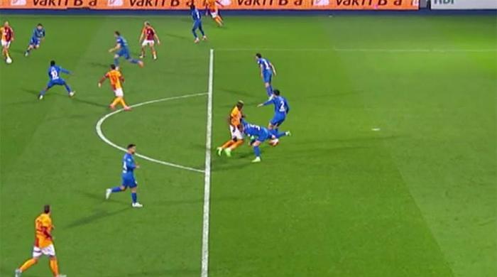Trio'da Çaykur Rizespor - Galatasaray maçının tartışmalı pozisyonları değerlendirildi: Osimhen'in golünde faul var mı? 'O eli ben de gördüm...' 15 trioda caykur rizespor galatasaray macinin tartismali pozisyonlari degerlendirildi osimhenin golunde faul var mi ibBhkDqa