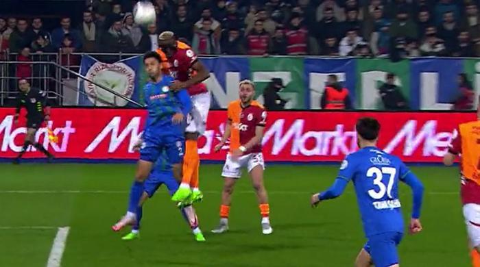 Trio'da Çaykur Rizespor - Galatasaray maçının tartışmalı pozisyonları değerlendirildi: Osimhen'in golünde faul var mı? 'O eli ben de gördüm...' 20 trioda caykur rizespor galatasaray macinin tartismali pozisyonlari degerlendirildi osimhenin golunde faul var mi pweYKfih