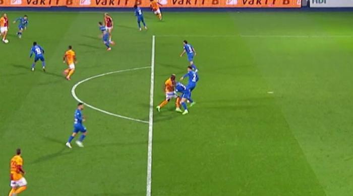 Trio'da Çaykur Rizespor - Galatasaray maçının tartışmalı pozisyonları değerlendirildi: Osimhen'in golünde faul var mı? 'O eli ben de gördüm...' 16 trioda caykur rizespor galatasaray macinin tartismali pozisyonlari degerlendirildi osimhenin golunde faul var mi tauLU2wG