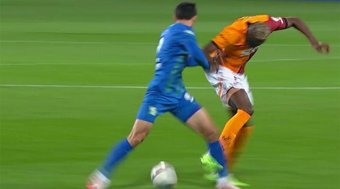 Trio'da Çaykur Rizespor - Galatasaray maçının tartışmalı pozisyonları değerlendirildi: Osimhen'in golünde faul var mı? 'O eli ben de gördüm...' 4 trioda caykur rizespor galatasaray macinin tartismali pozisyonlari degerlendirildi osimhenin golunde faul var mi ztdOIY8C