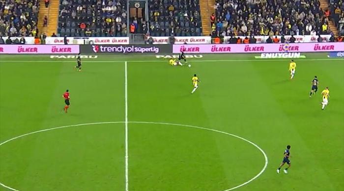 Trio'da Fenerbahçe - Kasımpaşa maçının tartışmalı pozisyonları değerlendirildi: Penaltı şüphesi olan anlar, kart beklentileri... 18 trioda fenerbahce kasimpasa macinin tartismali pozisyonlari degerlendirildi penalti suphesi olan anlar kart beklentileri NLPN2Hw5