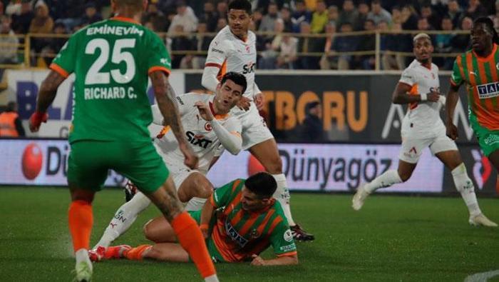 Alanyaspor - Galatasaray maçına damga vuran pozisyonları Trio yorumladı: 'Kırmızı kart vermeliydi!' 1 alanyaspor galatasaray macina damga vuran pozisyonlari trio yorumladi kirmizi kart vermeliydi 0 6eYOKdOl