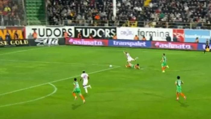 Alanyaspor - Galatasaray maçına damga vuran pozisyonları Trio yorumladı: 'Kırmızı kart vermeliydi!' 12 alanyaspor galatasaray macina damga vuran pozisyonlari trio yorumladi kirmizi kart vermeliydi 11 JCHCy49q