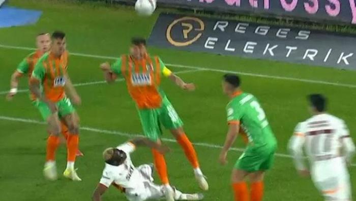 Alanyaspor - Galatasaray maçına damga vuran pozisyonları Trio yorumladı: 'Kırmızı kart vermeliydi!' 3 alanyaspor galatasaray macina damga vuran pozisyonlari trio yorumladi kirmizi kart vermeliydi 2 Wmf2QvTm