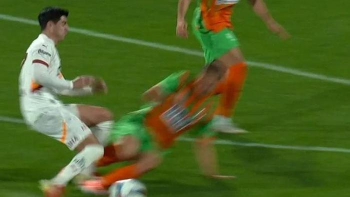 Alanyaspor - Galatasaray maçına damga vuran pozisyonları Trio yorumladı: 'Kırmızı kart vermeliydi!' 6 alanyaspor galatasaray macina damga vuran pozisyonlari trio yorumladi kirmizi kart vermeliydi 5 VdQcpuZh