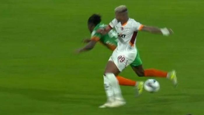 Alanyaspor - Galatasaray maçına damga vuran pozisyonları Trio yorumladı: 'Kırmızı kart vermeliydi!' 9 alanyaspor galatasaray macina damga vuran pozisyonlari trio yorumladi kirmizi kart vermeliydi 8 IUNvEvVf