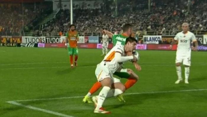 Alanyaspor - Galatasaray maçına damga vuran pozisyonları Trio yorumladı: 'Kırmızı kart vermeliydi!' 10 alanyaspor galatasaray macina damga vuran pozisyonlari trio yorumladi kirmizi kart vermeliydi 9 3X8C8vJp