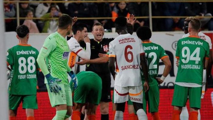 Alanyaspor – Galatasaray maçının ardından uyardı! ‘Bu kadro ile bu oyun olmaz’ | 'Deneme tahtası' 18 alanyaspor galatasaray macinin ardindan uyardi bu kadro ile bu oyun olmaz deneme
