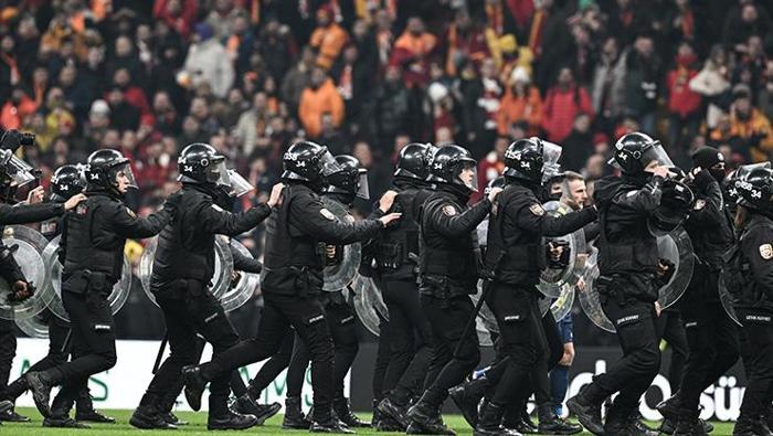 Avrupa basınının Galatasaray-Fenerbahçe derbisi şaşkınlığı: 'Korkutucu sahneler, maç bitti sahayı polis kapladı!' 10 avrupa basininin galatasaray fenerbahce derbisi saskinligi korkutucu sahneler mac bitti sahayi polis kapladi 9 9aJaVWIy