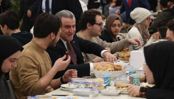 bakan bak ibn haldun universitesi ogrencileriyle iftar yapti pgXyAHZE