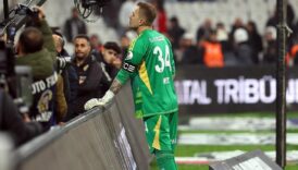 besiktasta mert gunok tribunlerden ozur diledi C71ExEDW