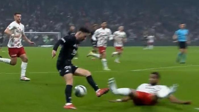 Deniz Çoban, Beşiktaş - Gaziantep FK maçının tartışmalı pozisyonlarını yorumladı: '3 kırmızı kartı atladı' 5 deniz coban besiktas gaziantep fk macinin tartismali pozisyonlarini yorumladi 3 kirmizi karti atladi P7UU6JUs