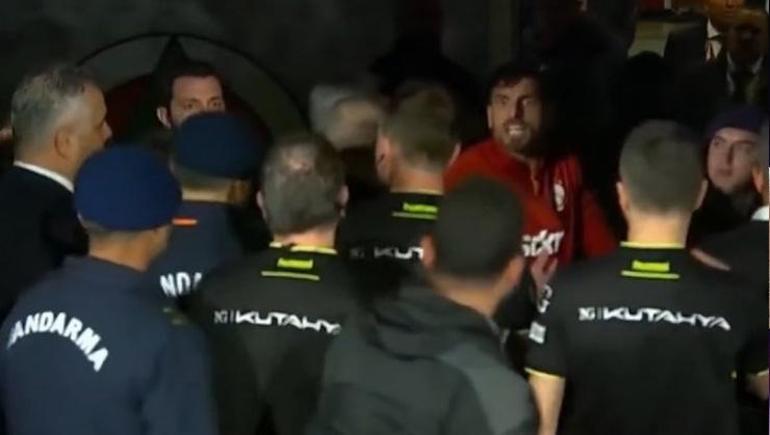 devre arasinda kirmizi kartlar havada ucustu gunay guvencten tepki bu kul hakkina giriyor 0 5vLAnk2E