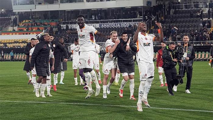 Dursun Özbek bizzat devreye girdi! Galatasaray'dan oyuncularına maaş ve prim müjdesi 4 dursun ozbek bizzat devreye girdi galatasaraydan oyuncularina maas ve prim mujdesi 3