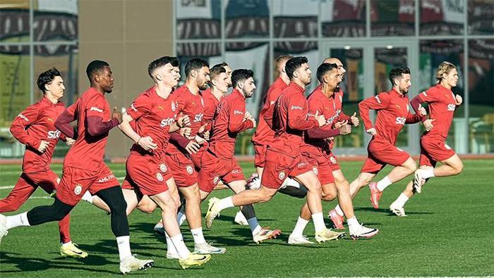Dursun Özbek bizzat devreye girdi! Galatasaray'dan oyuncularına maaş ve prim müjdesi 6 dursun ozbek bizzat devreye girdi galatasaraydan oyuncularina maas ve prim mujdesi 5 ZYImAL4C