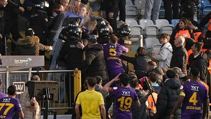 Eyüpspor - Konyaspor maçında büyük kaos: Kavga çıktı! Ortalık karıştı 4 eyupspor konyaspor macinda buyuk kaos kavga cikti ortalik karisti 3 62YSXyQS